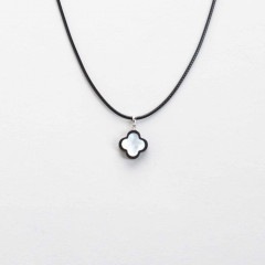 木のネックレス　四つ葉　墨色|木のネックレス|Handmade木のアクセサリー