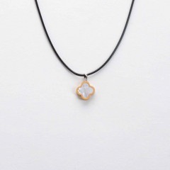 木のネックレス　四つ葉　木色|木のネックレス|Handmade木のアクセサリー