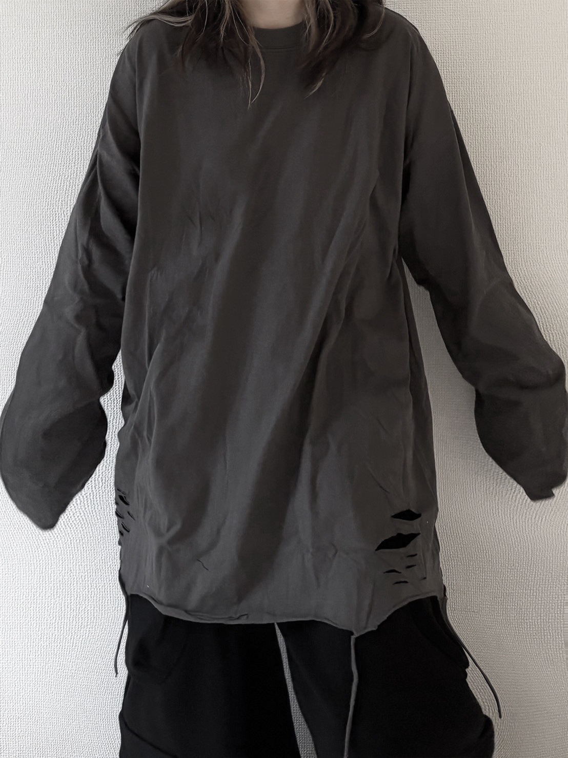 damege cut long sleeve t