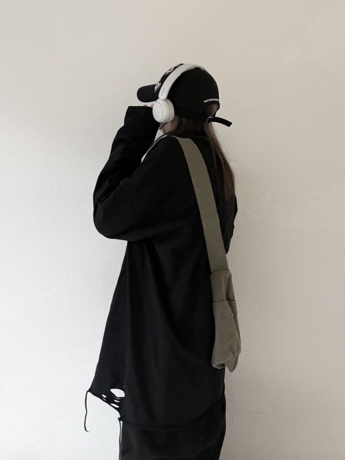 damege cut long sleeve t