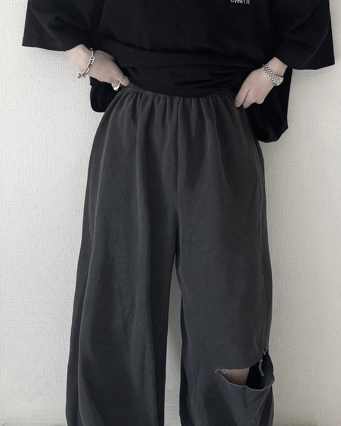 damage cutoff sweat pants