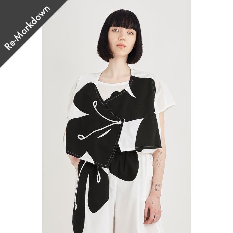 【マークダウン】【2BUY10除外】【Online限定SALE】【残り１点】白黒花アップリケベスト
