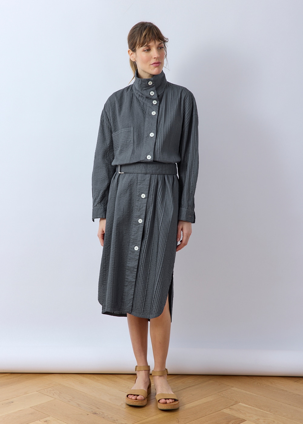 オフハイネックベルト付ロングピンタックシャツ