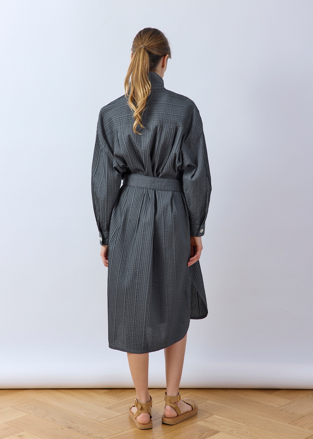 オフハイネックベルト付ロングピンタックシャツ