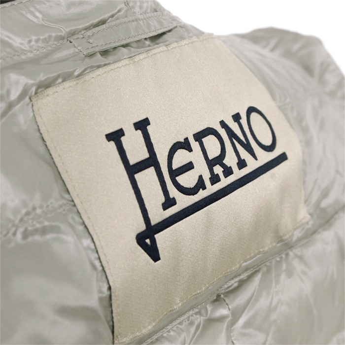送料無料 HERNO ヘルノ ダウンコート ノーカラーの綺麗な