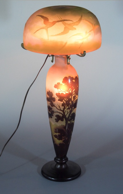 高さ62㎝【特大】山景文エミールガレ風ランプ　アンティーク エミール・ガレ 「ツバメと湖水風景文ランプ」 | | アトリエ