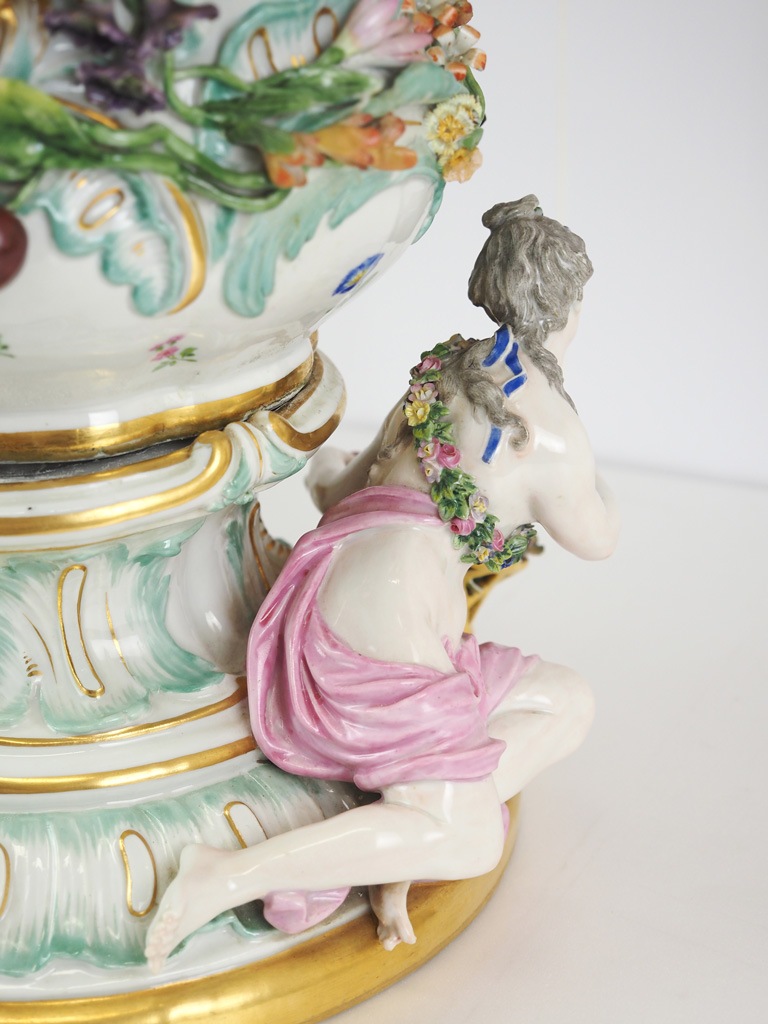 【古マイセン】深い臙脂／３つ窓 22金彩 飾り皿「恋人文／恋人達と犬のいる風景」 MEISSEN - 【古マイセン】深い臙脂／3つ窓 22金彩 飾り皿「恋人