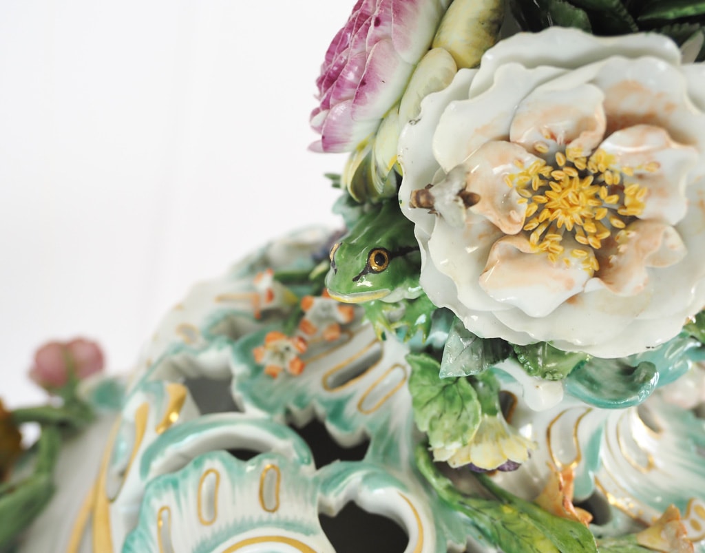 【古マイセン】深い臙脂／３つ窓 22金彩 飾り皿「恋人文／恋人達と犬のいる風景」 古マイセン】深い臙脂／3つ窓 22金彩 飾り皿「恋人文／恋人達と