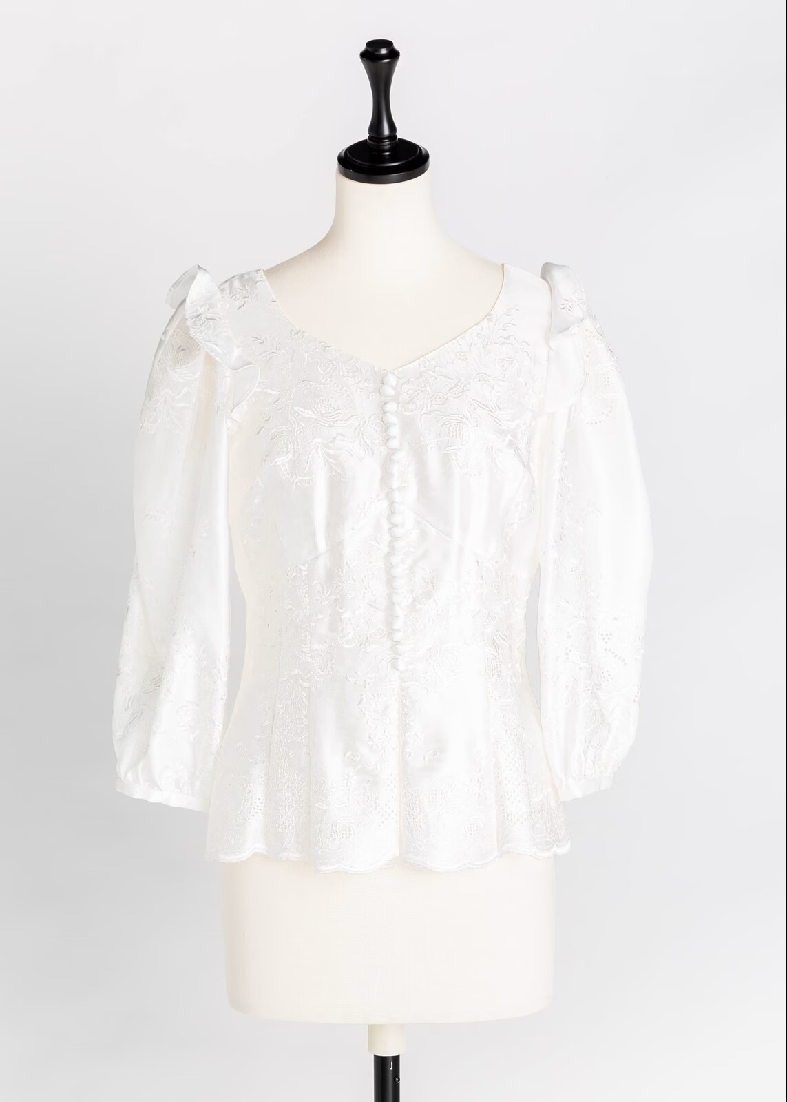 花レース刺しゅうフロント釦ブラウス