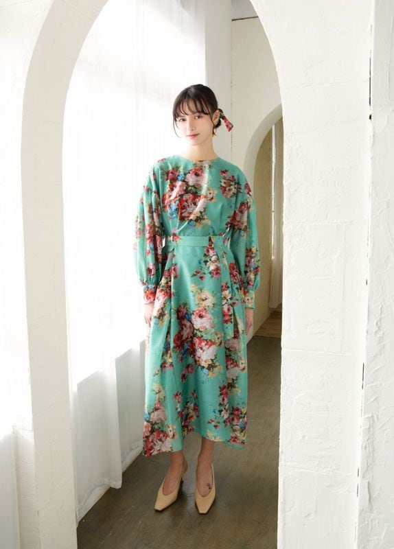 花マルチカラー刺しゅうステンカラーコート | ADELLY×AIRI KISAKI