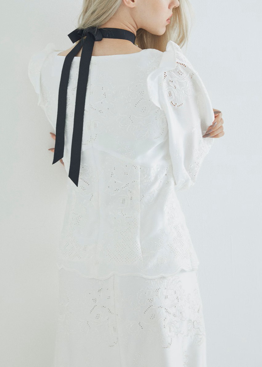 花レース刺しゅうフロント釦ブラウス