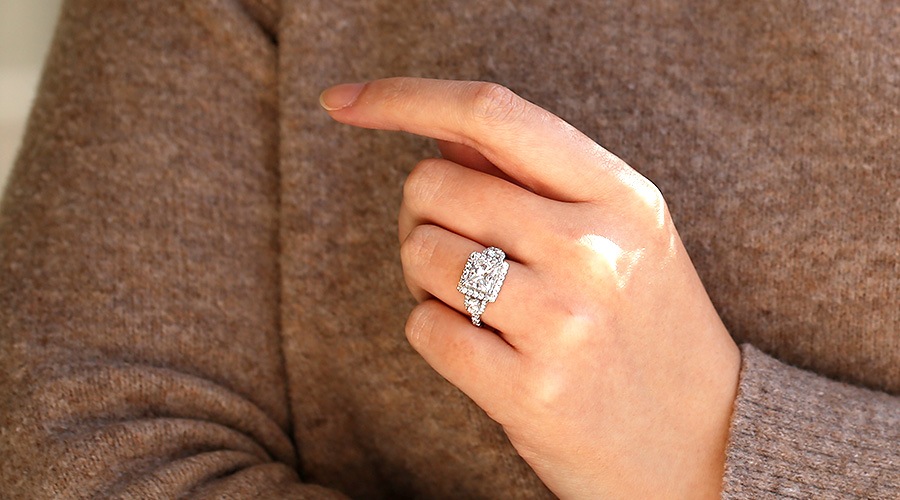 ダイヤモンド リング 3.093ct E SI1 プリンセスカット 脇石0.333
