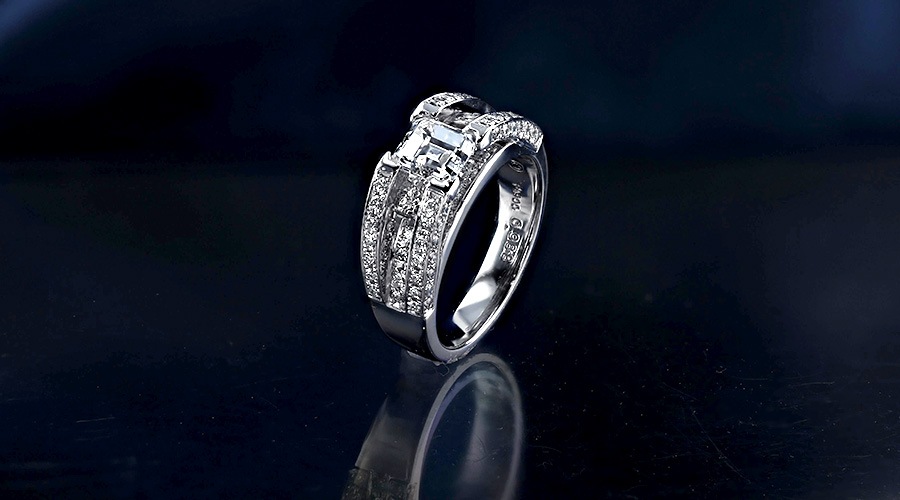 ダイヤモンド リング 0.9ct E VS1 エメラルドカット プラチナ 中央宝石