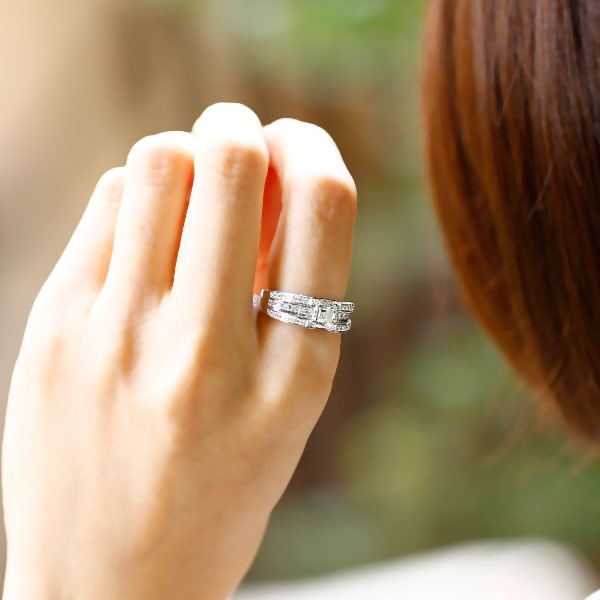 ダイヤモンド リング 0.9ct E VS1 エメラルドカット プラチナ 中央宝石研究所 鑑定書付 【R】