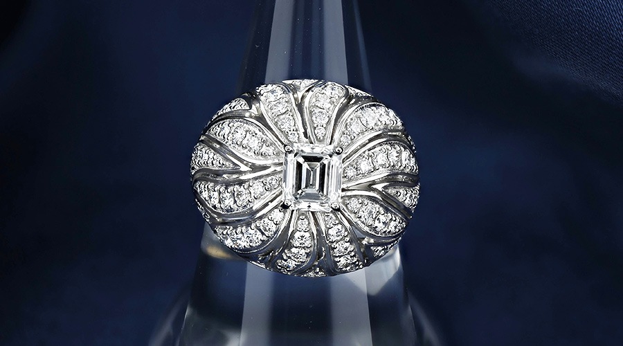 ダイヤモンド リング 0.9ct E VVS2 エメラルドカット プラチナ 中央