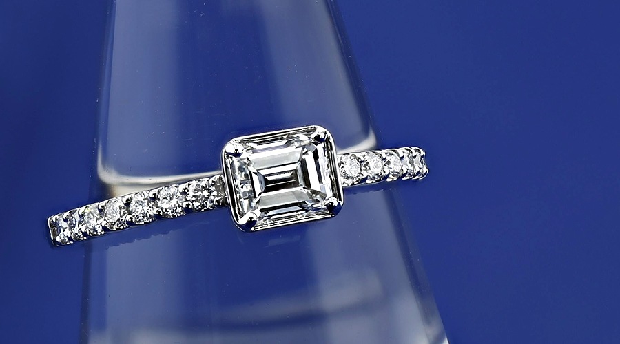 ダイヤモンド リング 0.5ct E VVS2 エメラルドカット プラチナ 中央