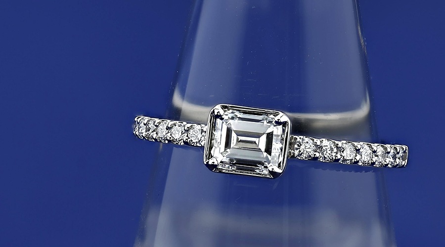 ダイヤモンド リング 0.5ct E VVS2 エメラルドカット プラチナ 中央