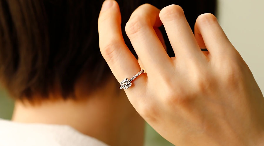ダイヤモンド リング 0.9ct F SI1 エメラルドカット プラチナ 中央宝石