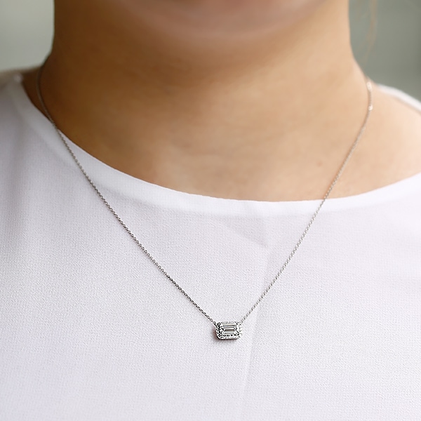 ダイヤモンド ネックレス 一粒 0.5ct E VVS2 エメラルドカット