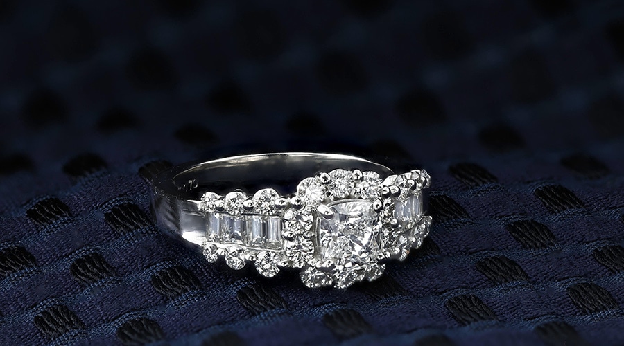 ダイヤモンド リング 0.70ct E～F VS1 クッション モディファイド