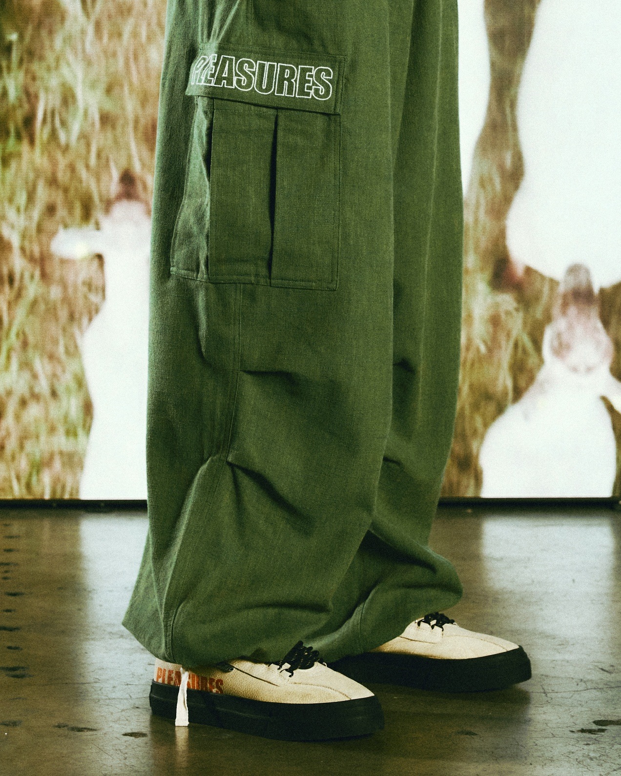 PLEASURES/ץ쥸㡼VISITOR WIDE FIT CARGO PANTS ѥ / GREEN ꡼