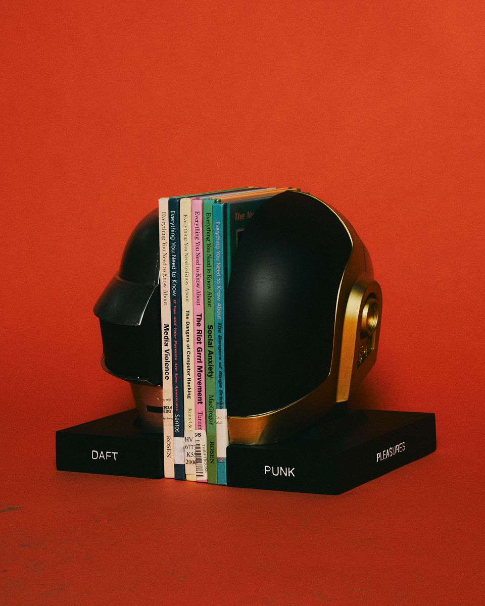 ��PLEASURES/�ץ쥸�㡼����DAFT PUNK/���եȡ��ѥ󥯡�HELMETS BOOKEND �֥å������ / METALLIC