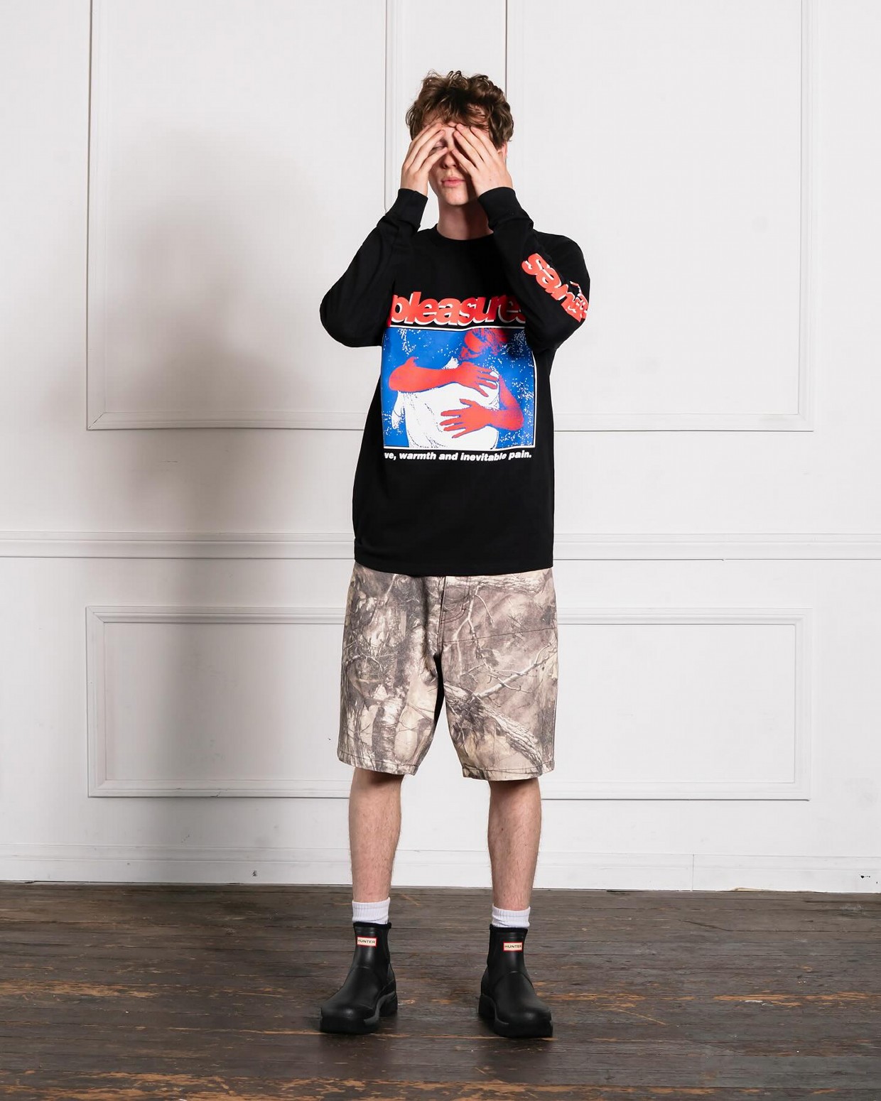 ��PLEASURES/�ץ쥸�㡼����EMBRACE LONG SLEEVE ĹµT����� / PIGMENT BLACK