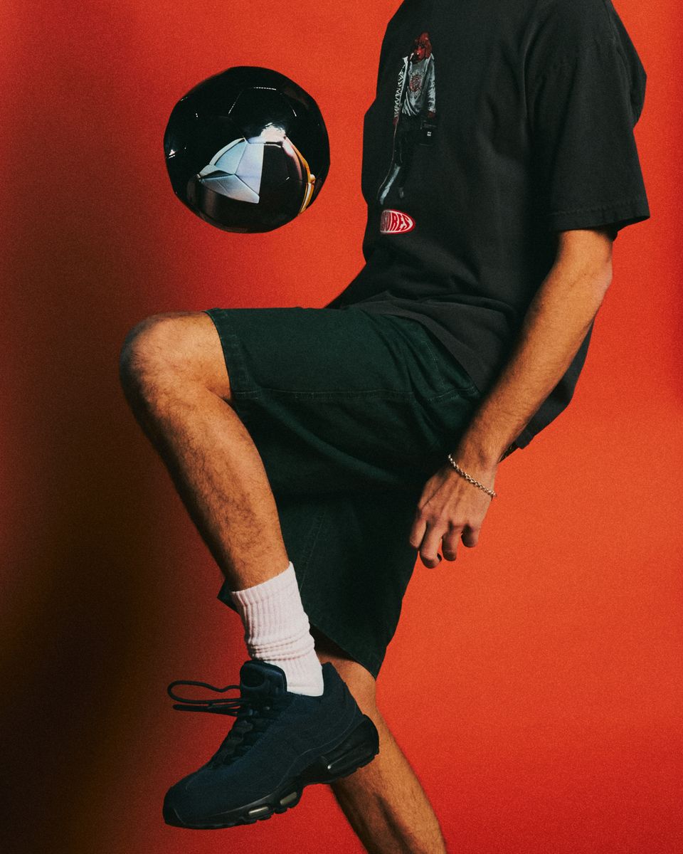 ��PLEASURES/�ץ쥸�㡼����DAFT PUNK/���եȡ��ѥ󥯡�HELMETS SOCCER BALL ���å����ܡ��� / BLACK