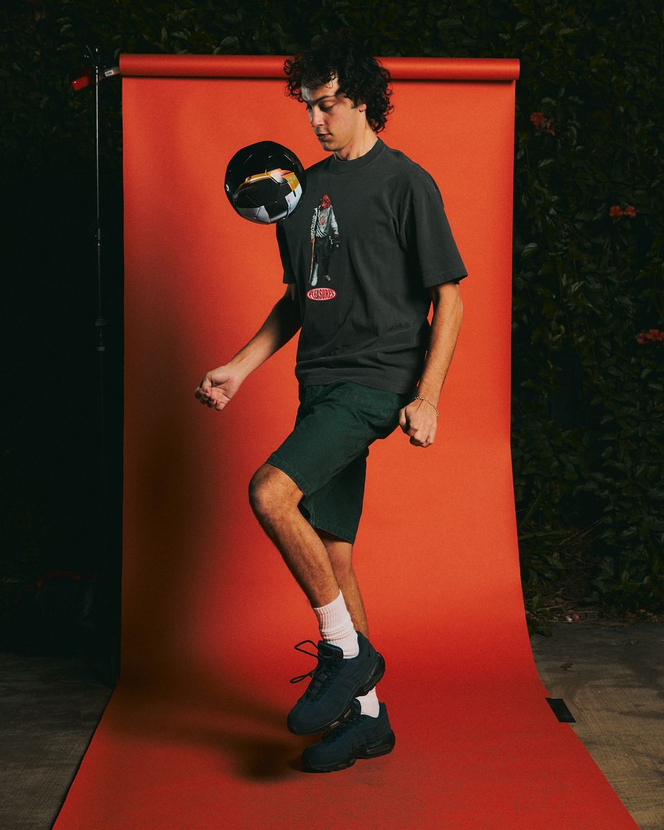 ��PLEASURES/�ץ쥸�㡼����DAFT PUNK/���եȡ��ѥ󥯡�HELMETS SOCCER BALL ���å����ܡ��� / BLACK