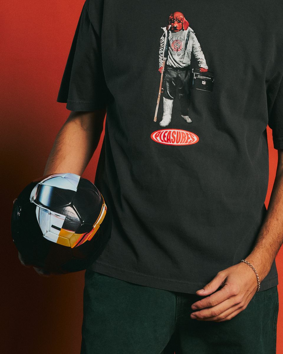 ��PLEASURES/�ץ쥸�㡼����DAFT PUNK/���եȡ��ѥ󥯡�HELMETS SOCCER BALL ���å����ܡ��� / BLACK