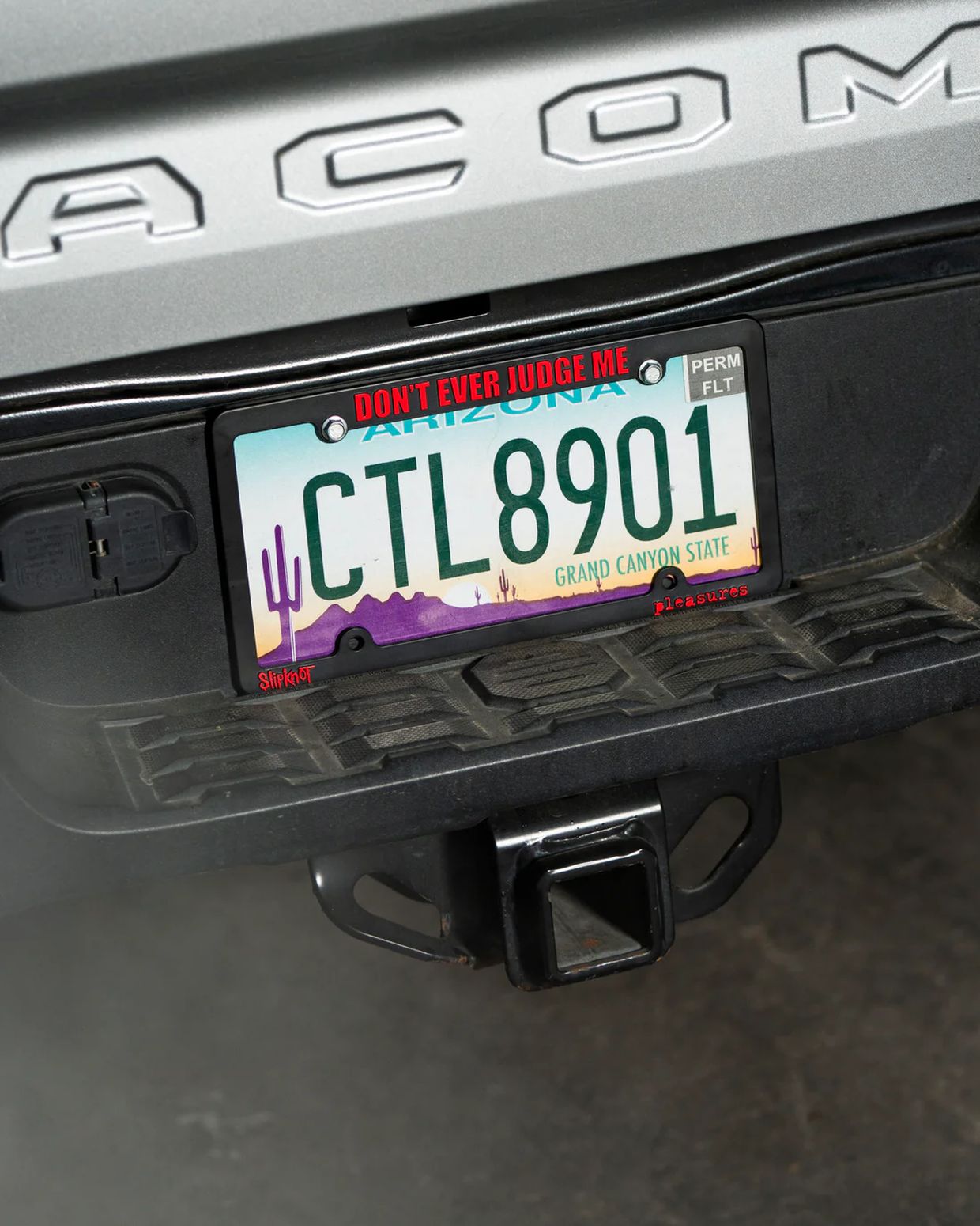 ��PLEASURES/�ץ쥸�㡼����SLIPKNOT/����åץΥåȡ�JUDGE LICENSE PLATE FRAME �ץ졼�ȥե졼�� / BLACK