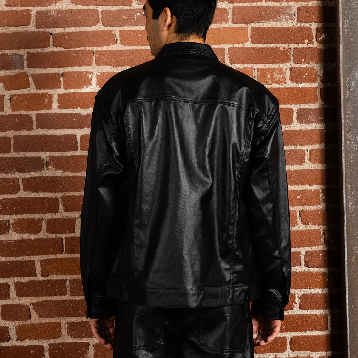 ��PLEASURES/�ץ쥸�㡼����LATEX TRUCKER JACKET �ȥ�å������㥱�å� / BLACK