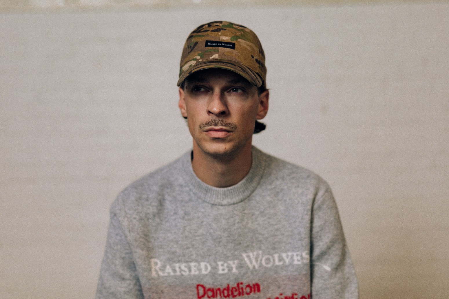 ��RAISED BY WOLVES/�쥤���ɥХ�����֥���DMA INTARSIA SWEATER �������� / HEATHERED GREY