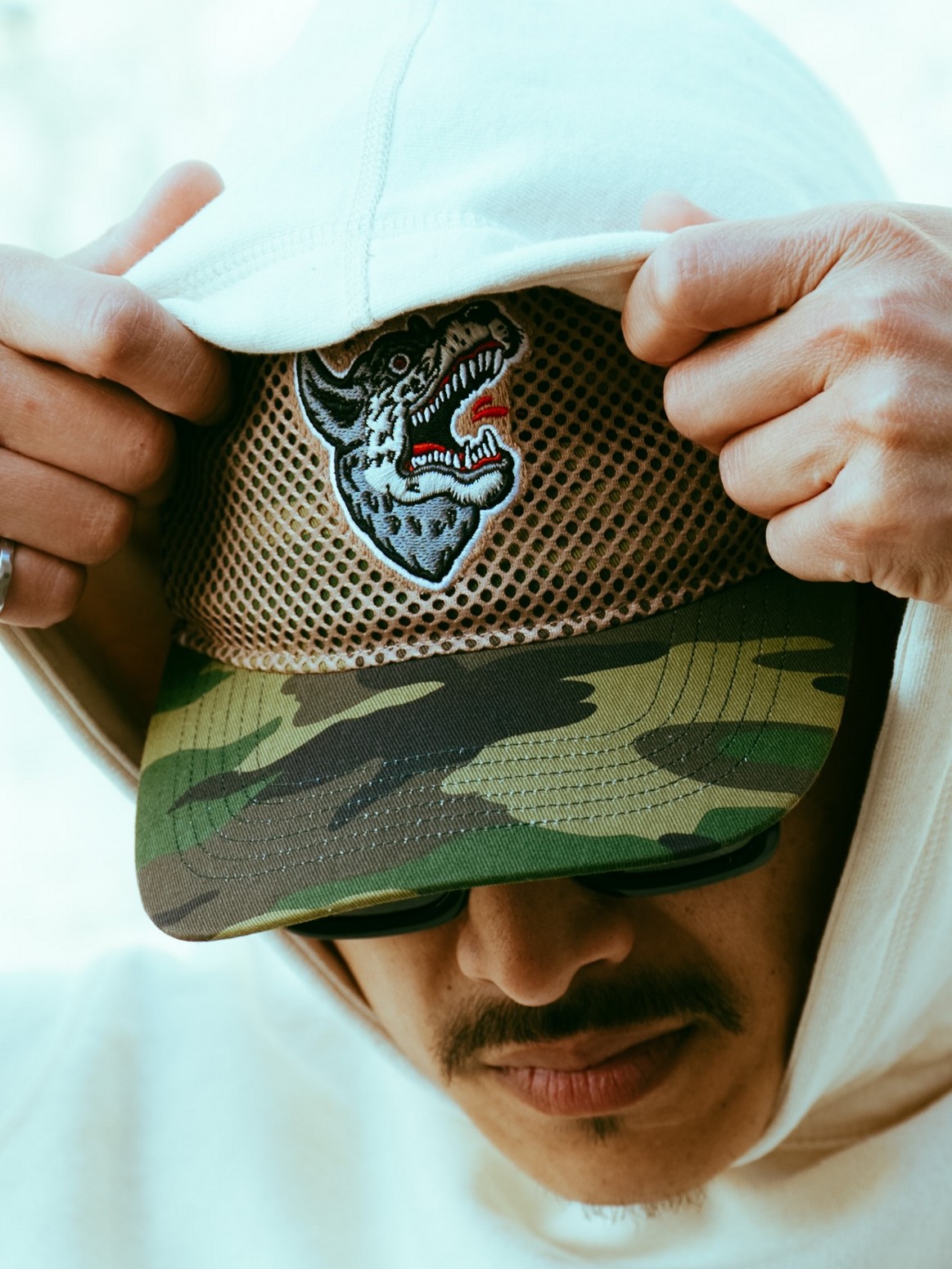 ��RAISED BY WOLVES/�쥤���ɥХ�����֥���Mesh Overlay Snapback ����å� / Realtree