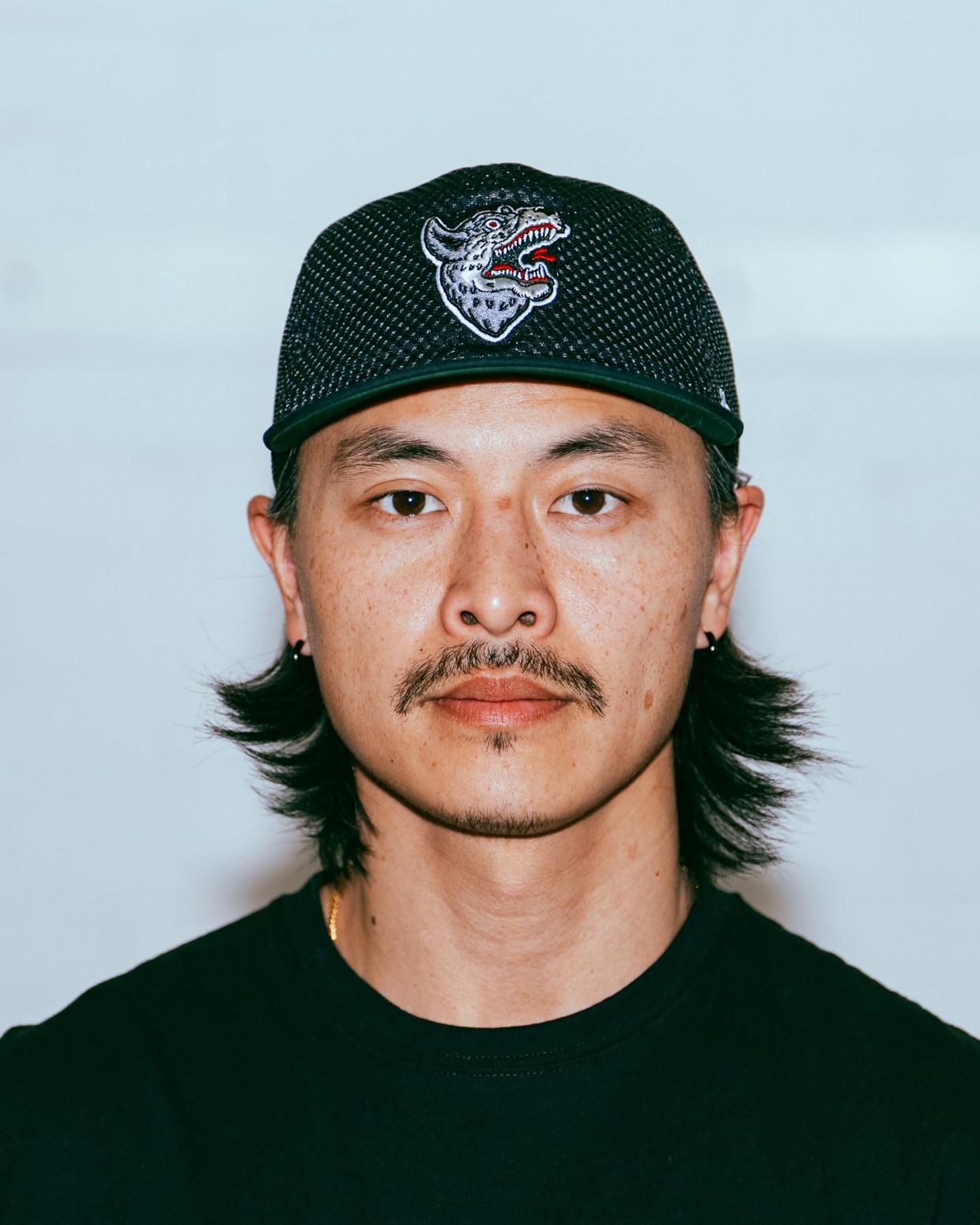 ��RAISED BY WOLVES/�쥤���ɥХ�����֥���Mesh Overlay Snapback ����å� / Black