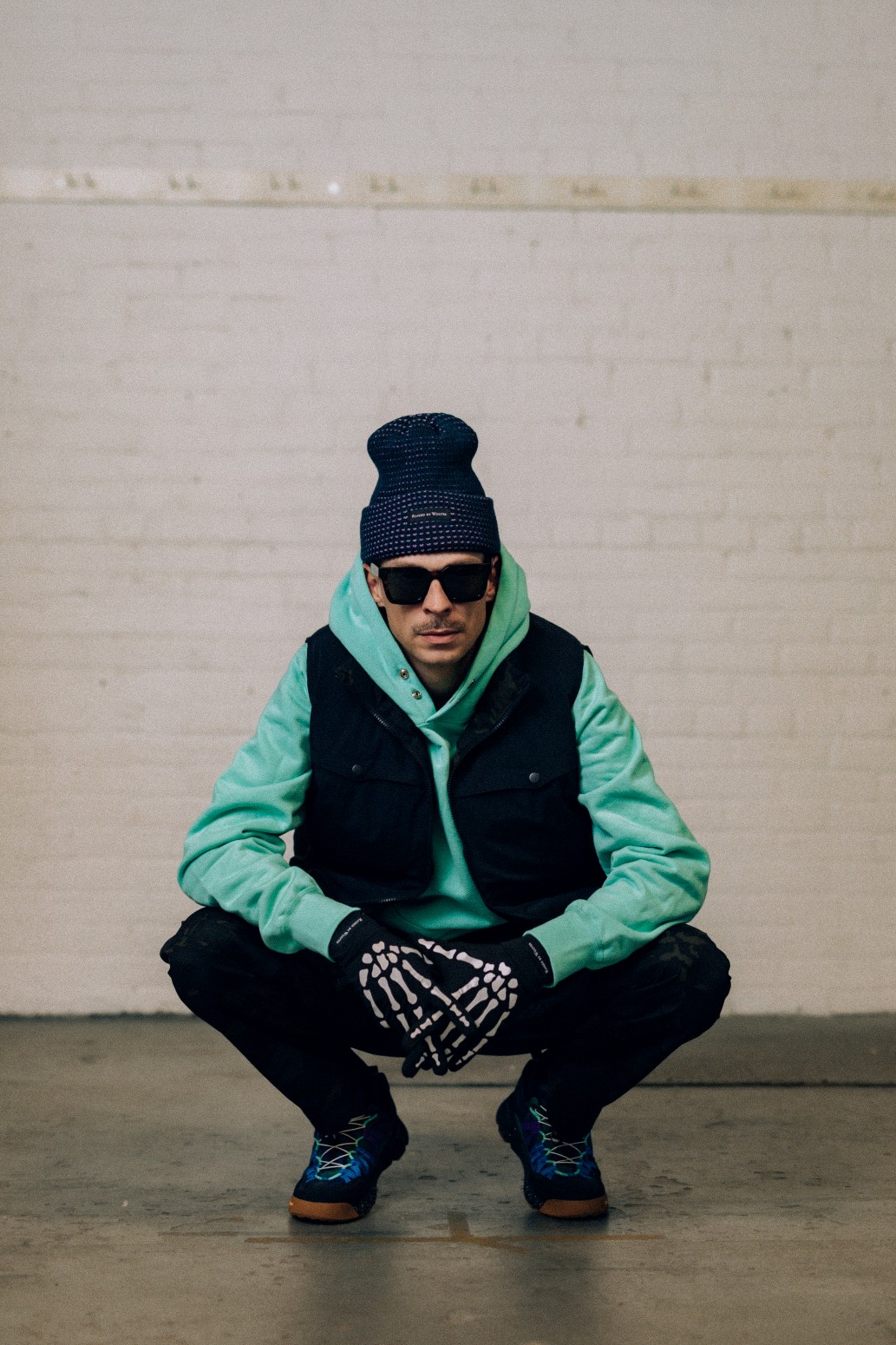 ��RAISED BY WOLVES/�쥤���ɥХ�����֥���CLASSIC SNAP HOODIE �ѡ����� / SAGE