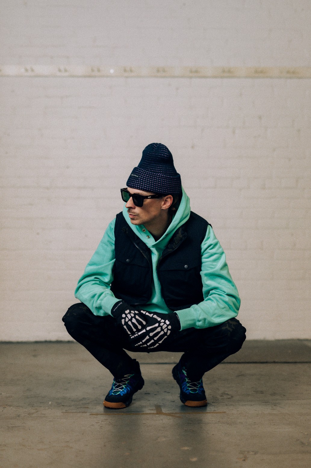 ��RAISED BY WOLVES/�쥤���ɥХ�����֥���CLASSIC SNAP HOODIE �ѡ����� / SAGE