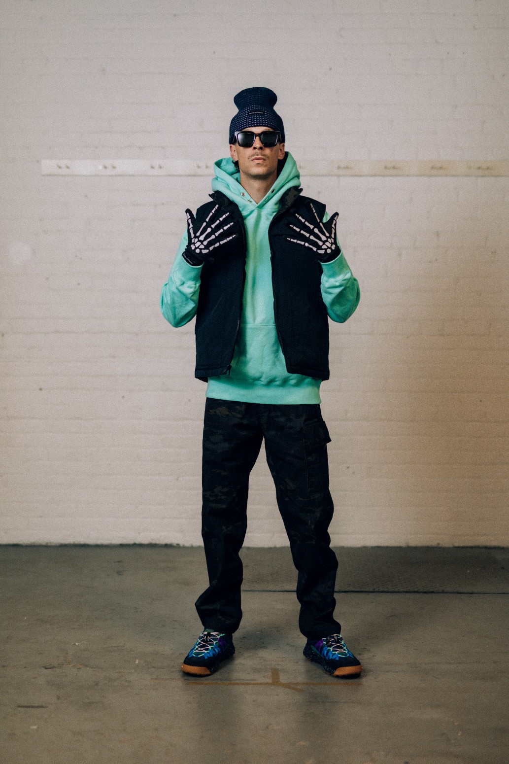 ��RAISED BY WOLVES/�쥤���ɥХ�����֥���CLASSIC SNAP HOODIE �ѡ����� / SAGE