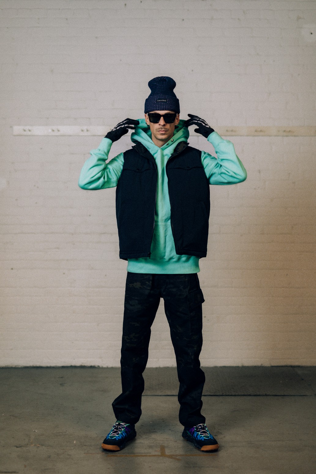 ��RAISED BY WOLVES/�쥤���ɥХ�����֥���CLASSIC SNAP HOODIE �ѡ����� / SAGE