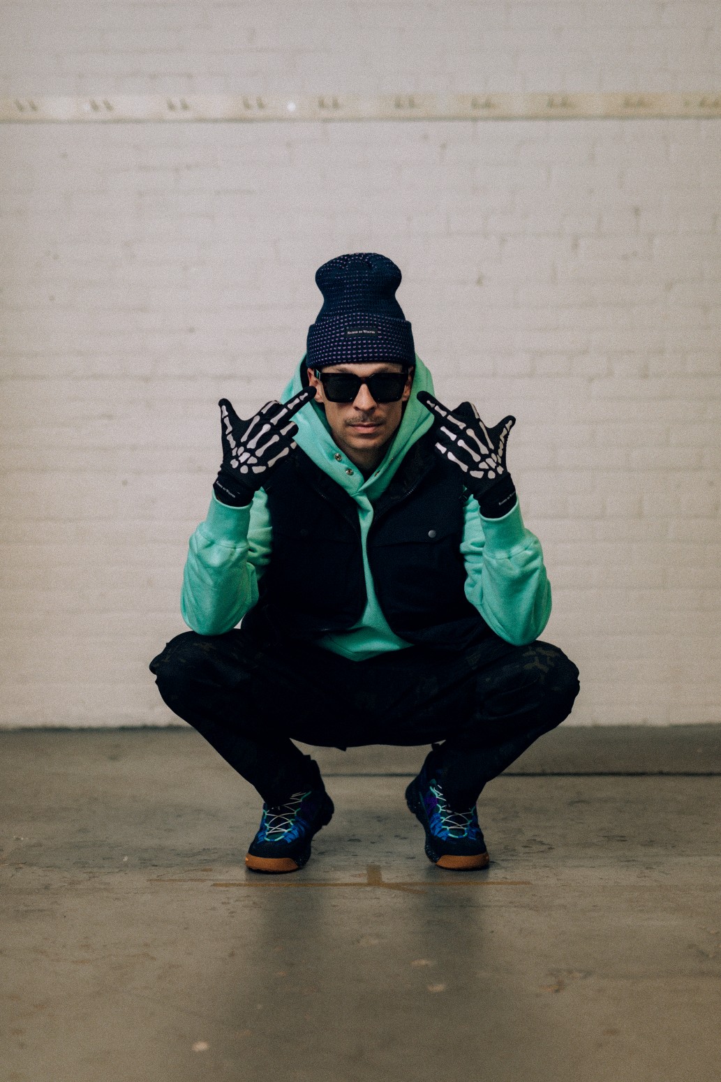 ��RAISED BY WOLVES/�쥤���ɥХ�����֥���CLASSIC SNAP HOODIE �ѡ����� / SAGE