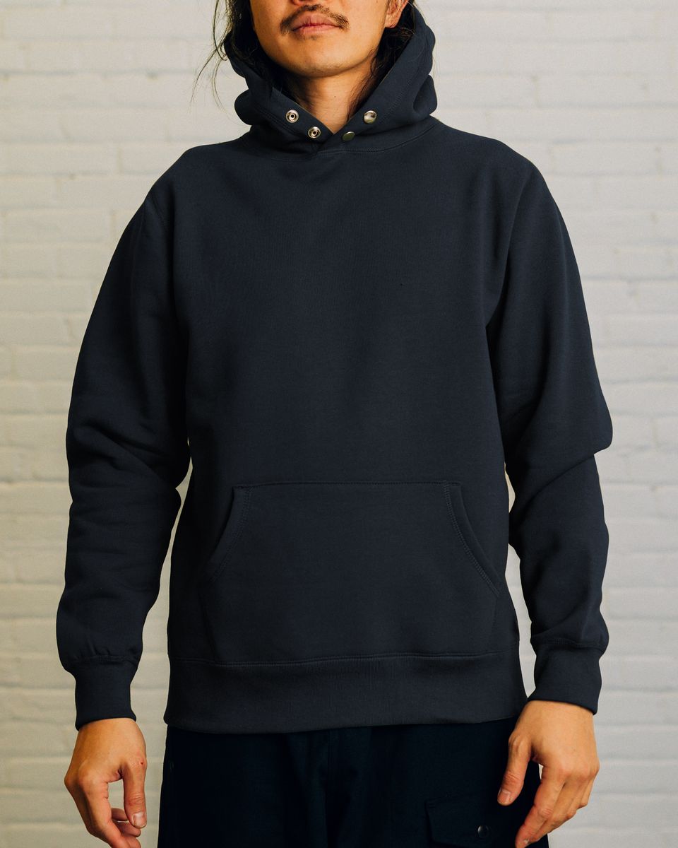 ��RAISED BY WOLVES/�쥤���ɥХ�����֥���CLASSIC SNAP HOODIE �ѡ����� / NAVY