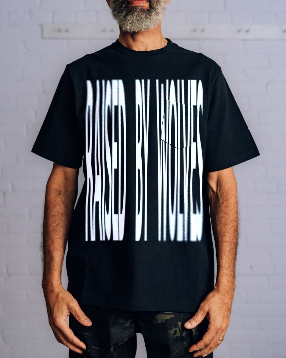 ��RAISED BY WOLVES/�쥤���ɥХ�����֥���STRETCH POCKET TEE T����� / BLACK