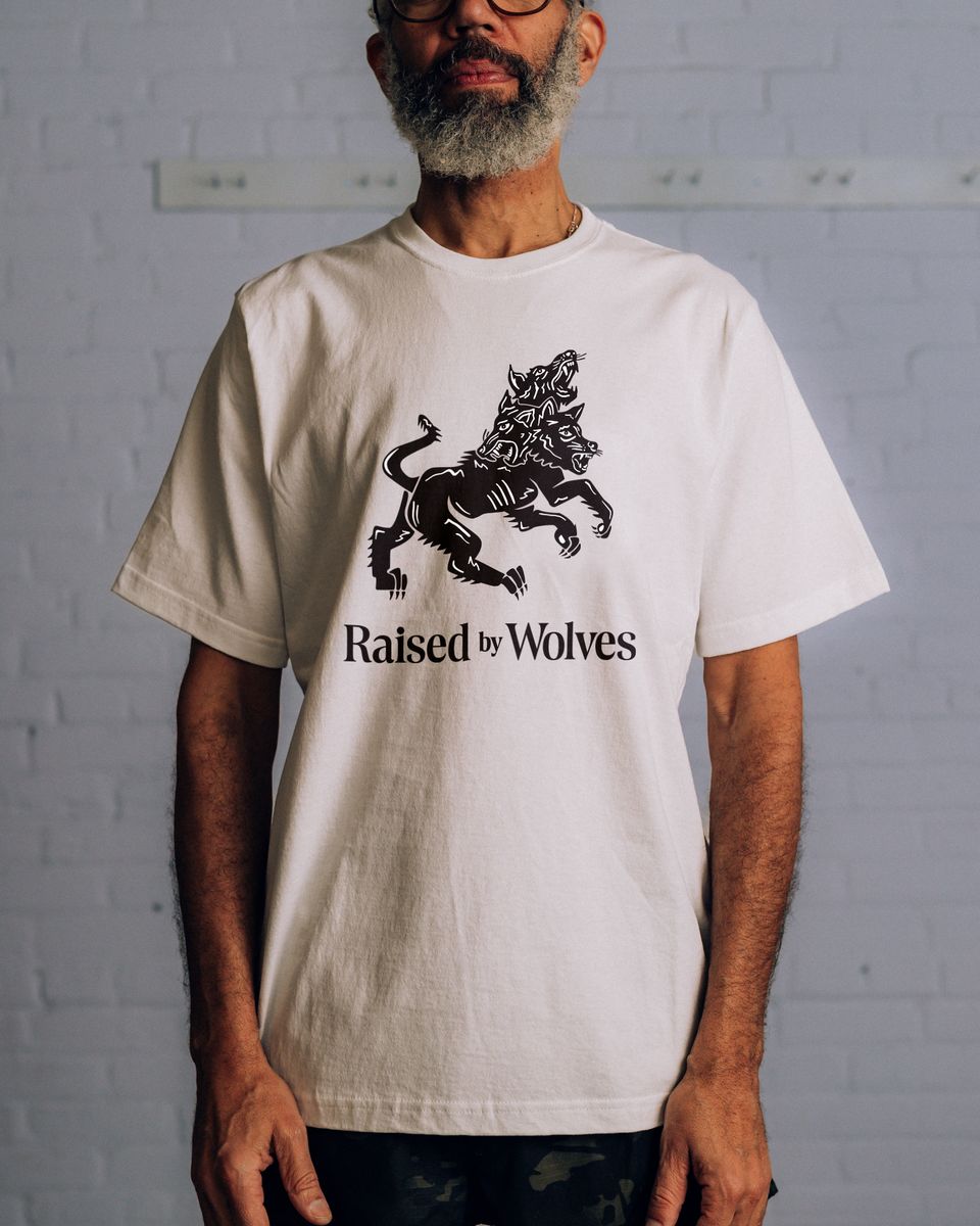 ��RAISED BY WOLVES/�쥤���ɥХ�����֥���CERBERUS TEE T����� / WHITE