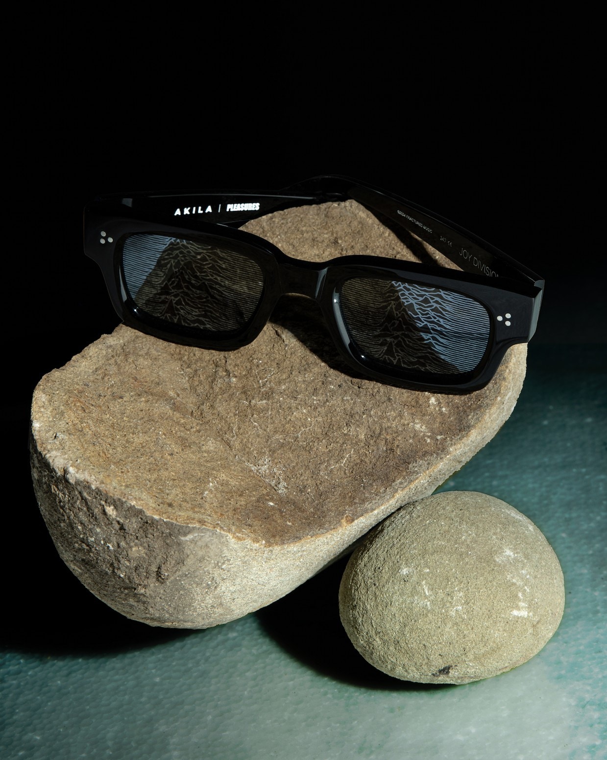 PLEASURES/ץ쥸㡼JOY DIVISION/祤ǥAKILA SUNGLASSES - ARIES 󥰥饹 / BLACK