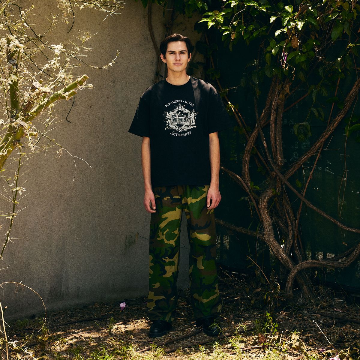 PLEASURES/ץ쥸㡼IUTER/ALBERTO T-SHIRT T / BLACK