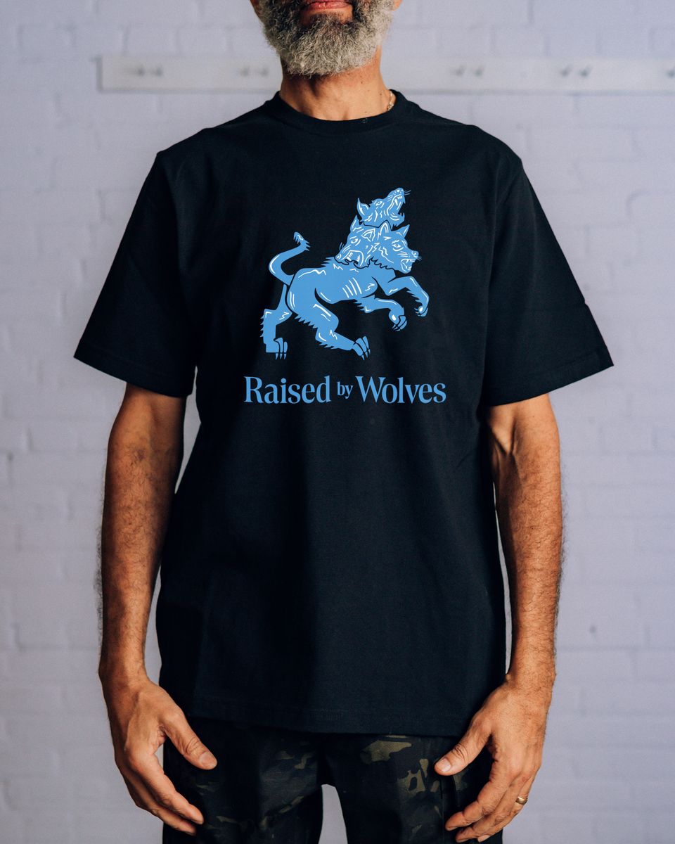 ��RAISED BY WOLVES/�쥤���ɥХ�����֥���CERBERUS TEE T����� / BLACK