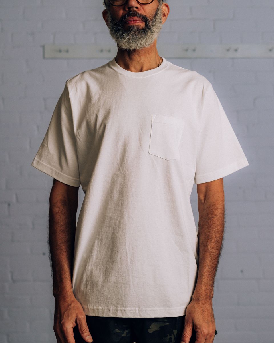 ��RAISED BY WOLVES/�쥤���ɥХ�����֥���POCKET TEES  T����� / WHITE