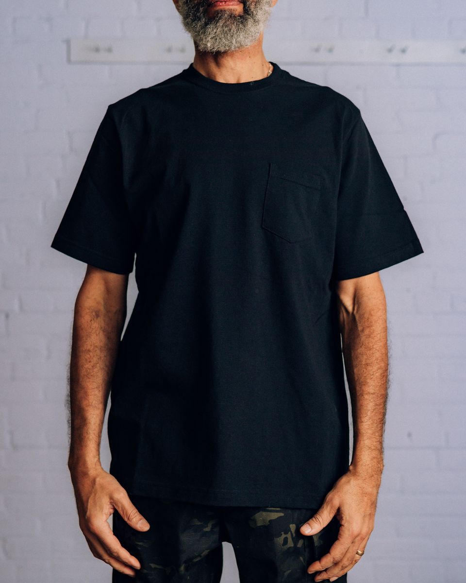 ��RAISED BY WOLVES/�쥤���ɥХ�����֥���POCKET TEES  T����� / BLACK