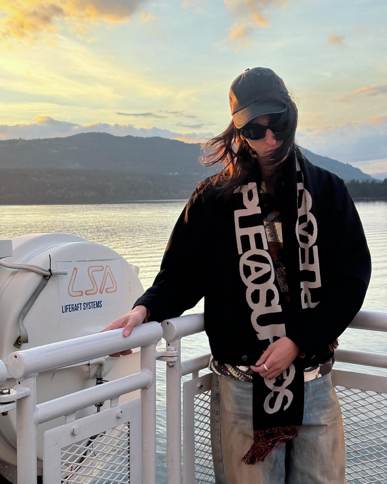 ��PLEASURES/�ץ쥸�㡼����ZINE SCARF �������� / BLACK