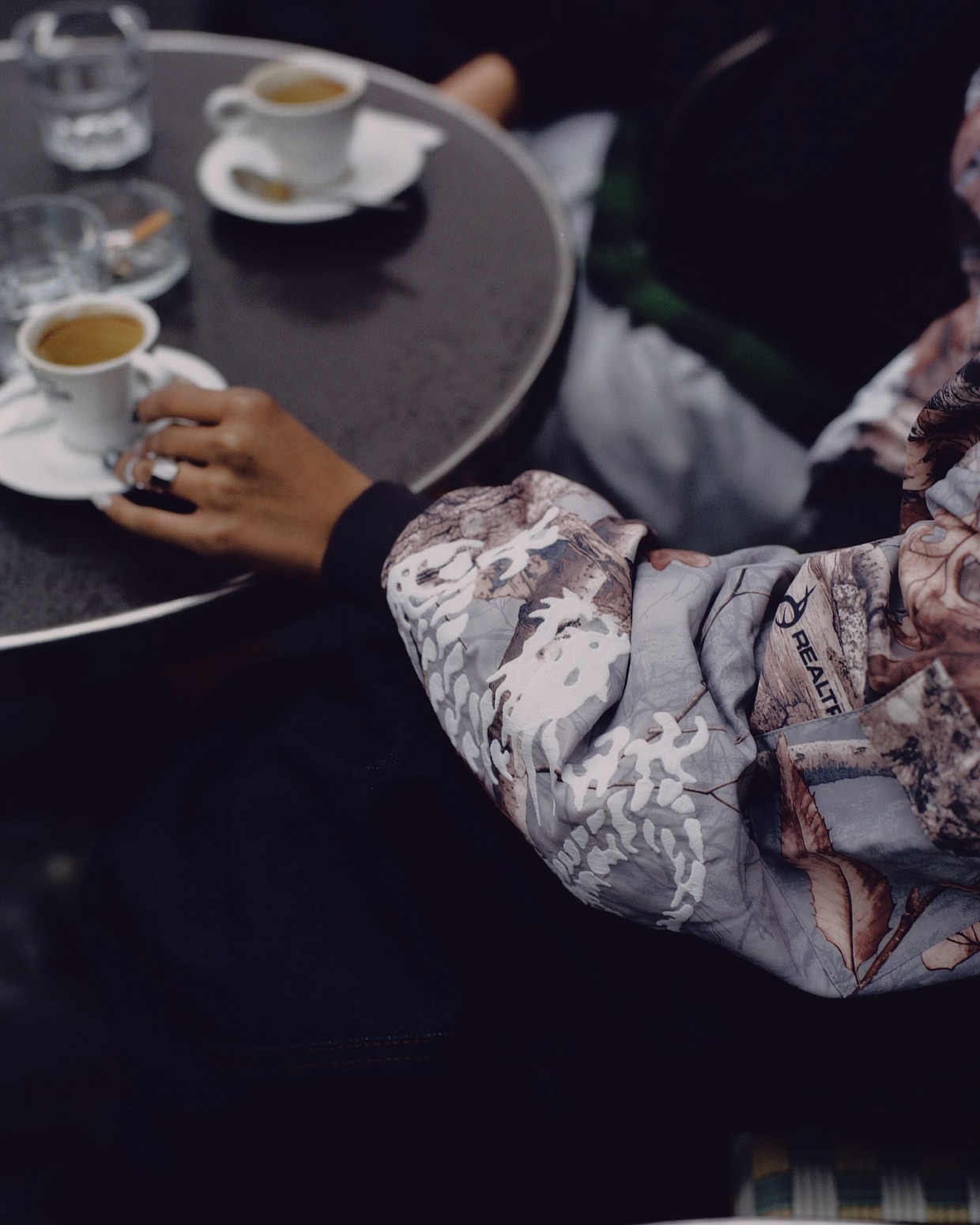 ��PLEASURES/�ץ쥸�㡼����DRAGON BOMBER �ܥ�С����㥱�å� / GREY EDGE